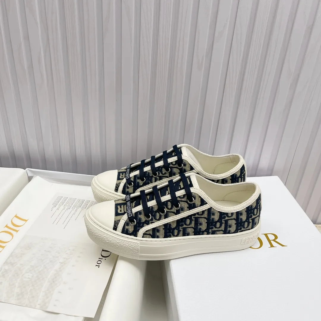 👟👟Ex-factory price 520👟👟 High version in stock, Dior (Dior) flat sneakers are fully embroidered with iconic patterns, ready in stock High quality Dior (Dior) flat sneakers are fully embroidered with iconic patterns👟👟 ♦️Top quality in the market🎗Breaking hot item in foreign counters🎗Non-common imitation version in the market🎗🔳The fabric is made of Italian🇮🇹imported fabrics❗️Embroidered upper, original mold injection Logo frosted five-pointed star outsole🔳Inside imported lambskin+high elasticity Injection molding mold Logo foam feet Size number: 35 to 42 (42 customized)